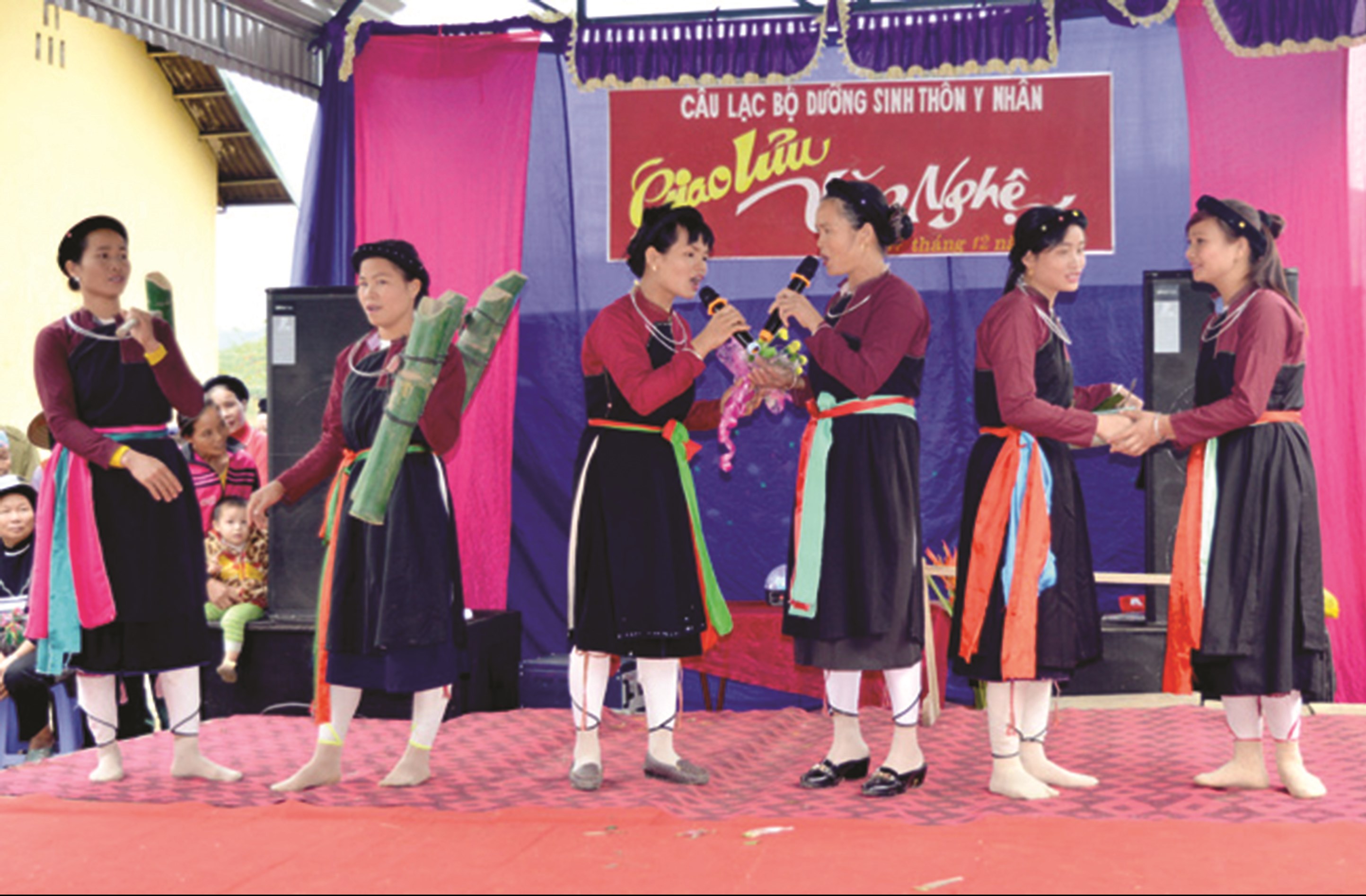 Hội thi hát dân ca tại thôn Y Nhân, xã Đồng Thọ (Sơn Dương) thu hút nhiều bạn trẻ tham gia.