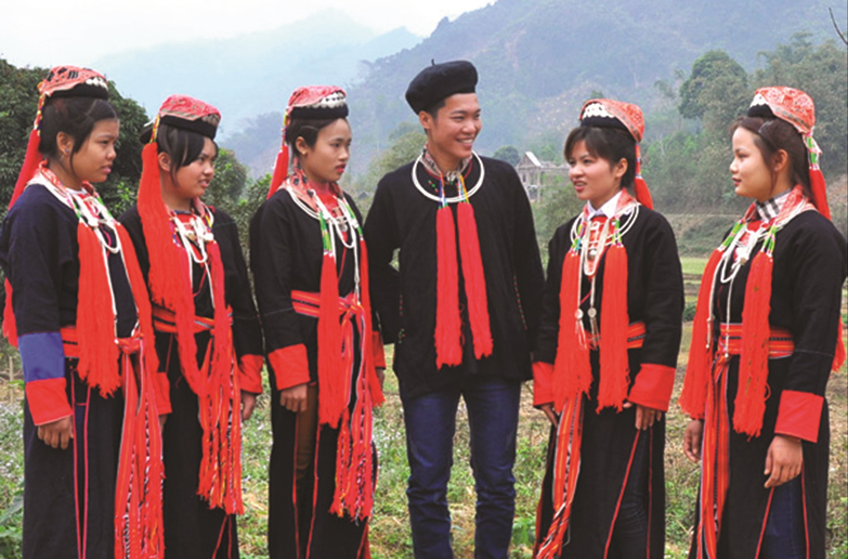 Câu lạc bộ nói tiếng dân tộc Dao ở xã Tân Long (Yên Sơn).