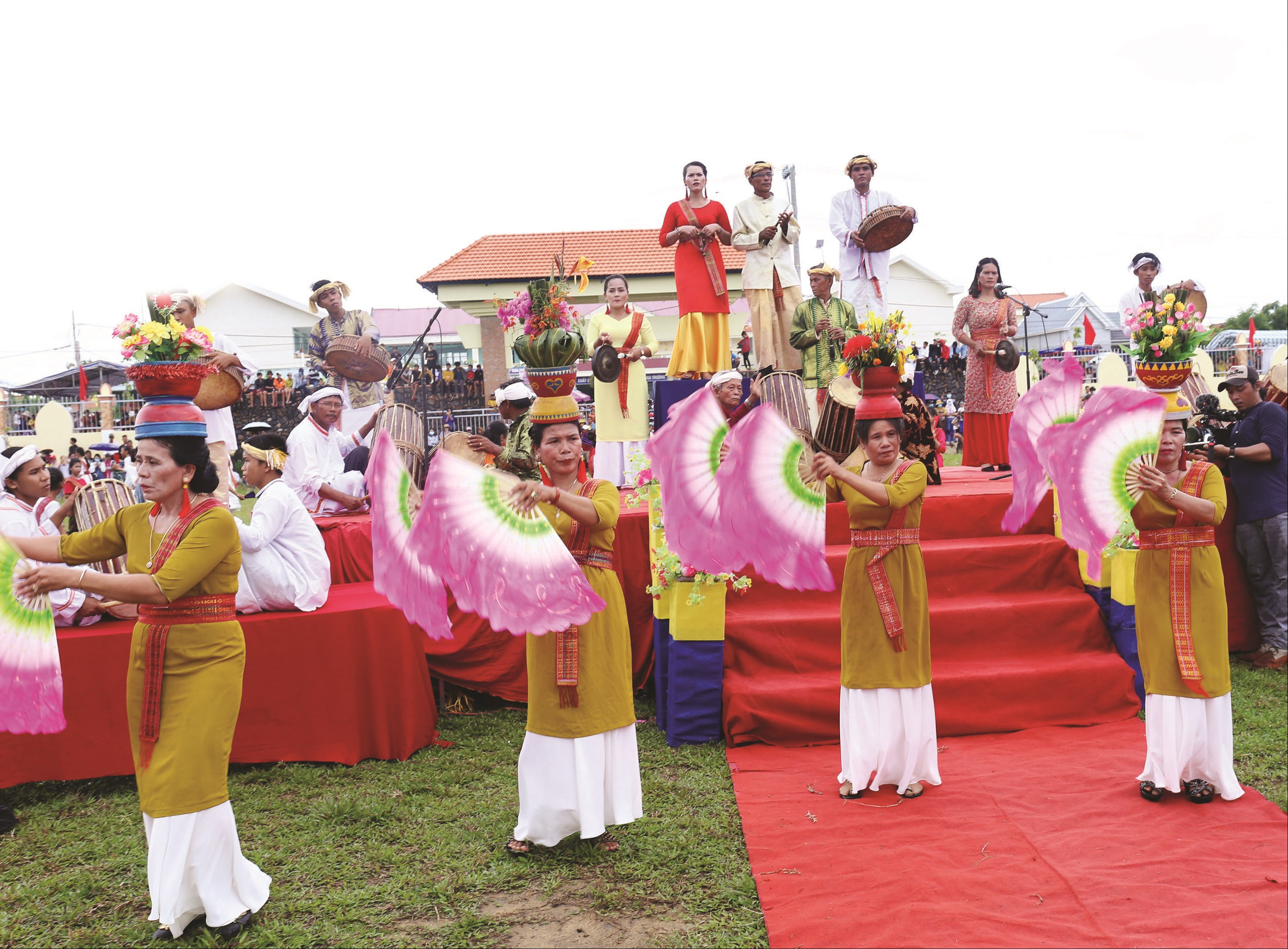 Âm thanh trống paranưng rộn rã trong ngày lễ hội truyền thống của đồng bào dân tộc Chăm.