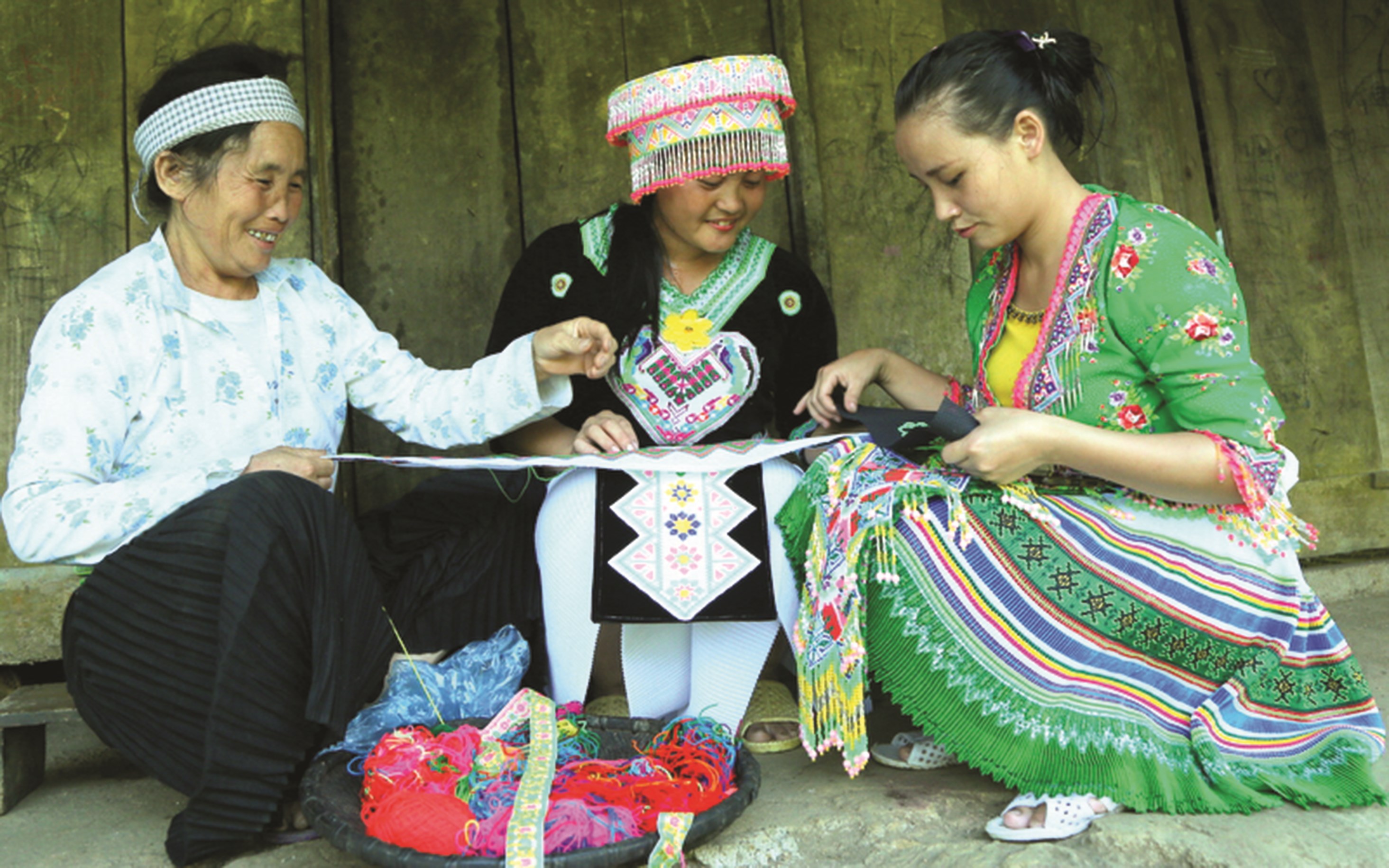 Người Mông thôn Nà Cào, xã Thượng Nông, huyện Nà Hang giữ gìn nghề thêu truyền thống.