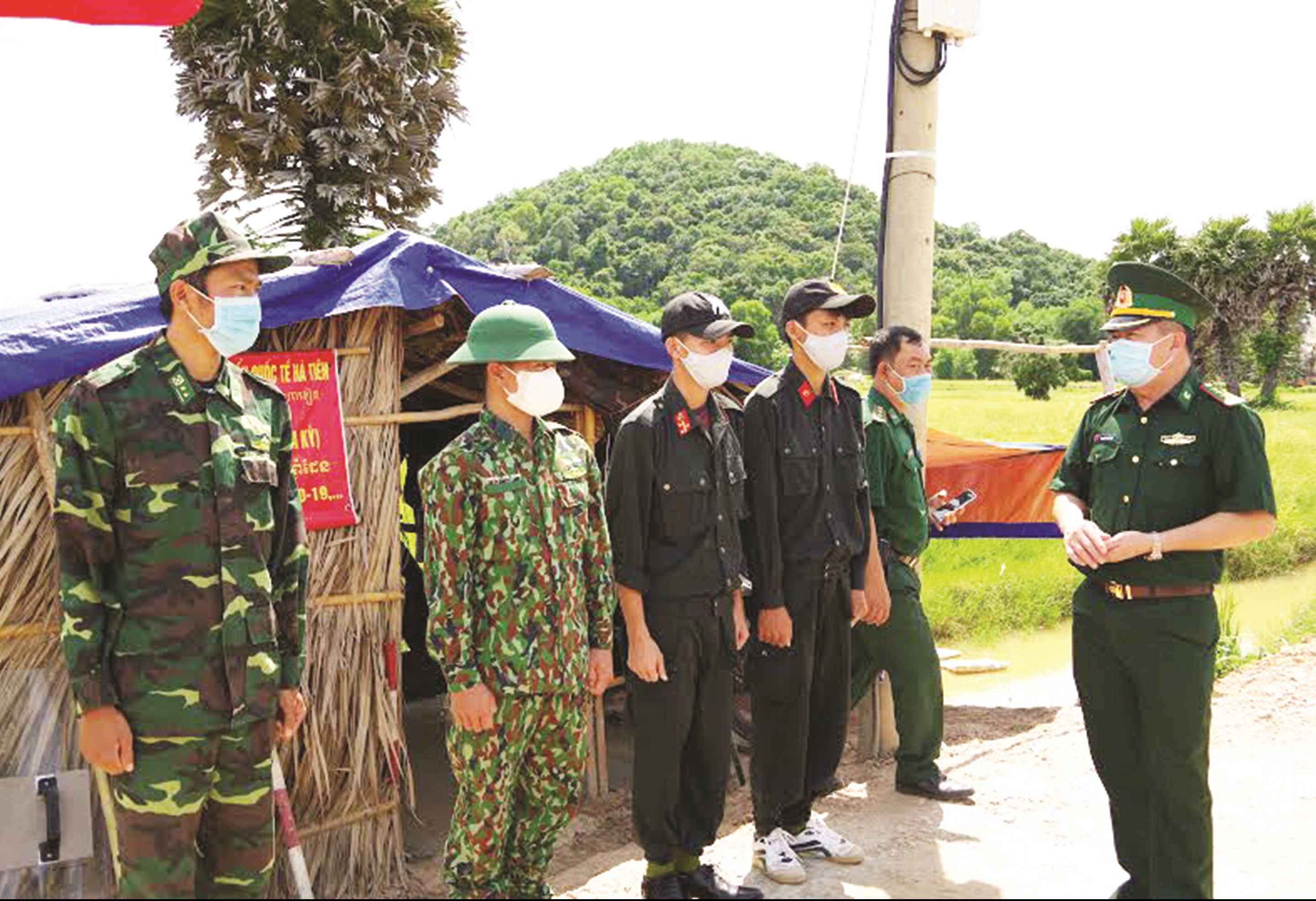 Đại tá Nguyễn Thế Anh, Chỉ huy trưởng Bộ Chỉ huy Bộ đội Biên phòng tỉnh Kiên Giang, kiểm tra thực địa tại các chốt phòng, chống dịch Covid–19. 