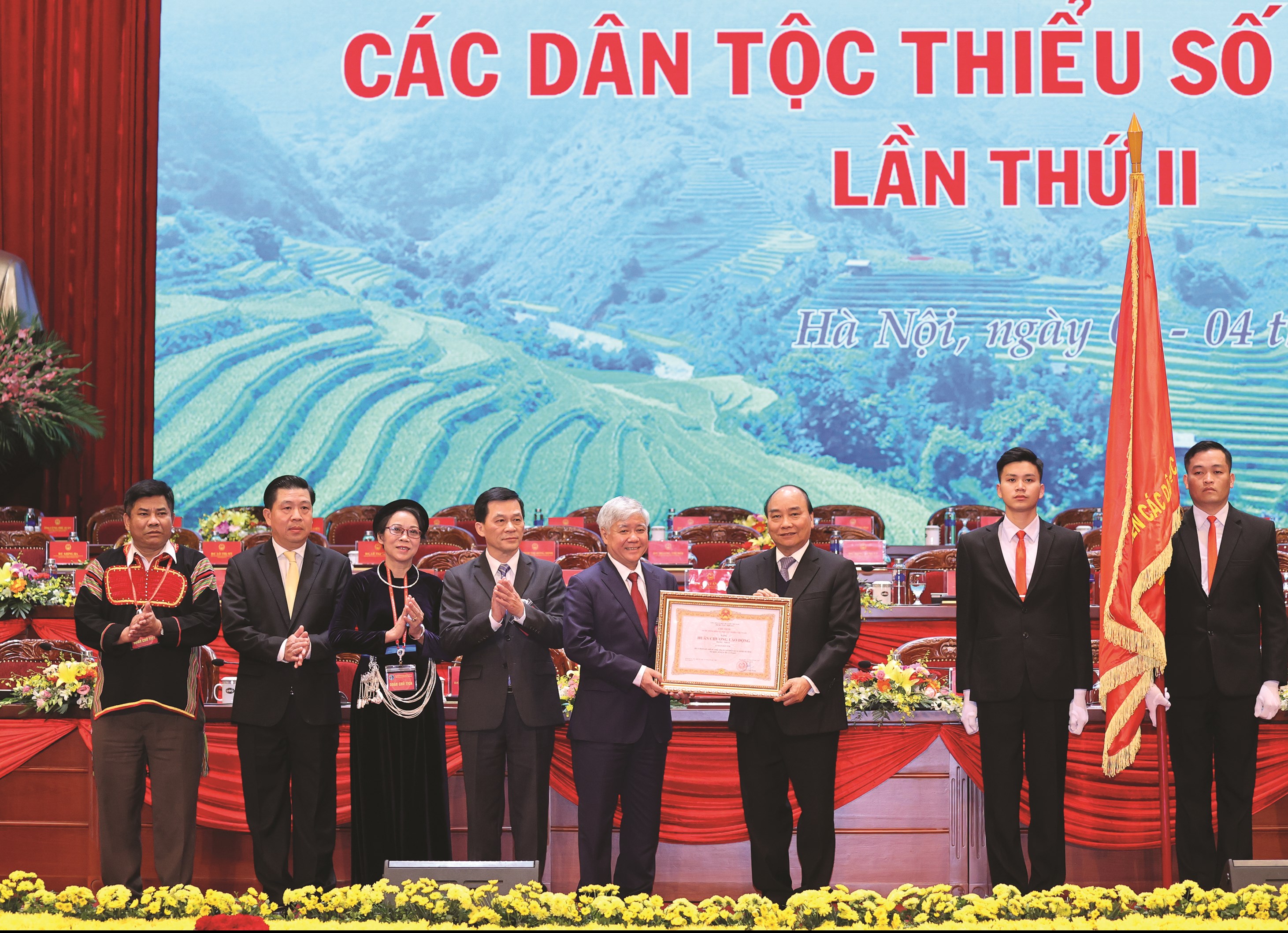 Thay mặt lãnh đạo Đảng, Nhà nước, Thủ tướng Chính phủ Nguyễn Xuân Phúc trao tặng Huân chương Lao động hạng Nhất cho Ủy ban Dân tộc, tại Đại hội Đại biểu toàn quốc các dân tộc thiểu số Việt Nam lần thứ II năm 2020. 
