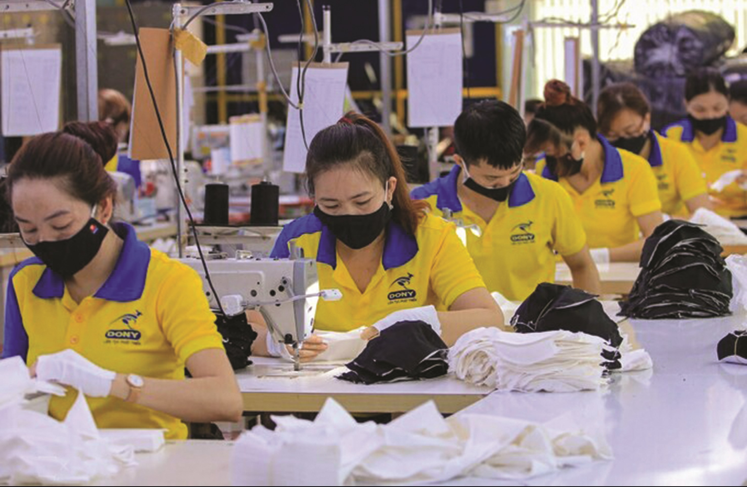 Công nhân của một doanh nghiệp ở TP. Hồ Chí Minh may khẩu trang kháng khuẩn để xuất khẩu sang các nước Trung Đông.