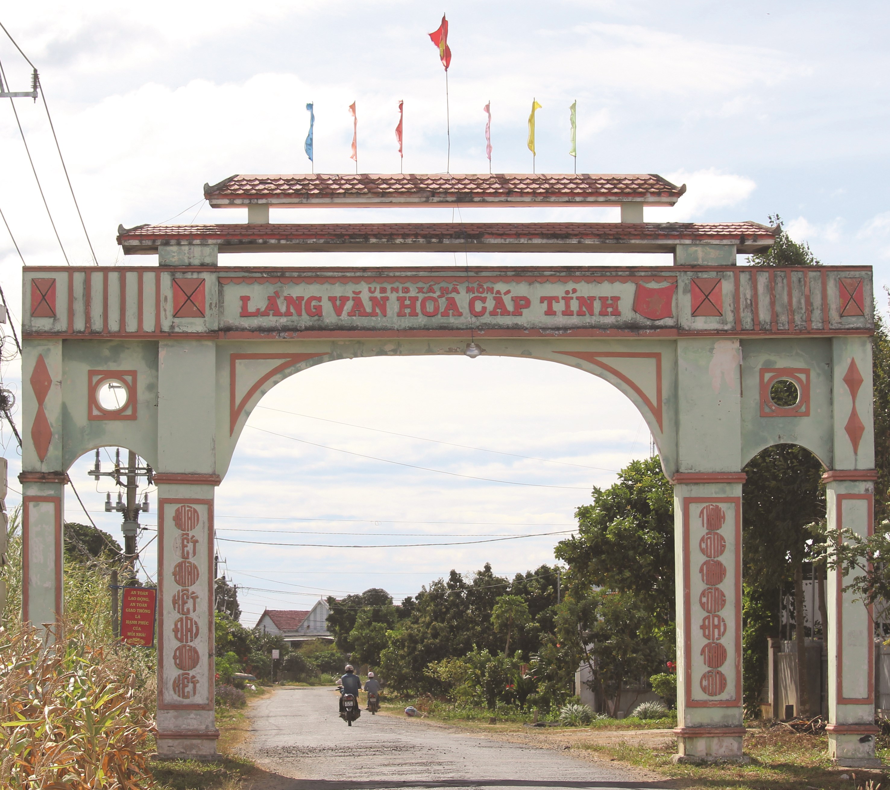 Năm 2013 xã Hà Mòn về đích NTM và trở thành xã đầu tiên của 5 tỉnh Tây Nguyên về đích NTM.
