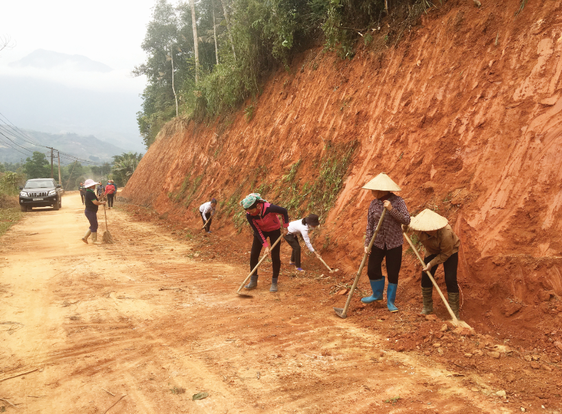 Người dân Phú Nhuận phấn khởi hiến hàng ngàn mét vuông đất đồi rừng mở rộng đường giao thông liên thôn.