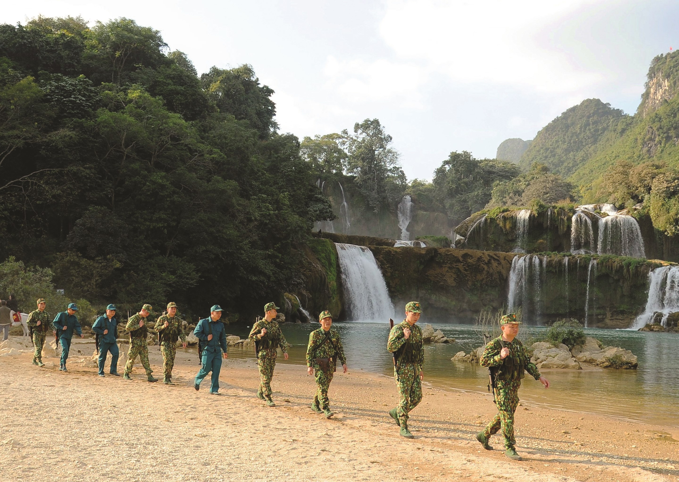 Bộ đội Biên phòng Cao Bằng phối hợp với lực lượng dân quân tuần tra biên giới, bảo vệ đường biên