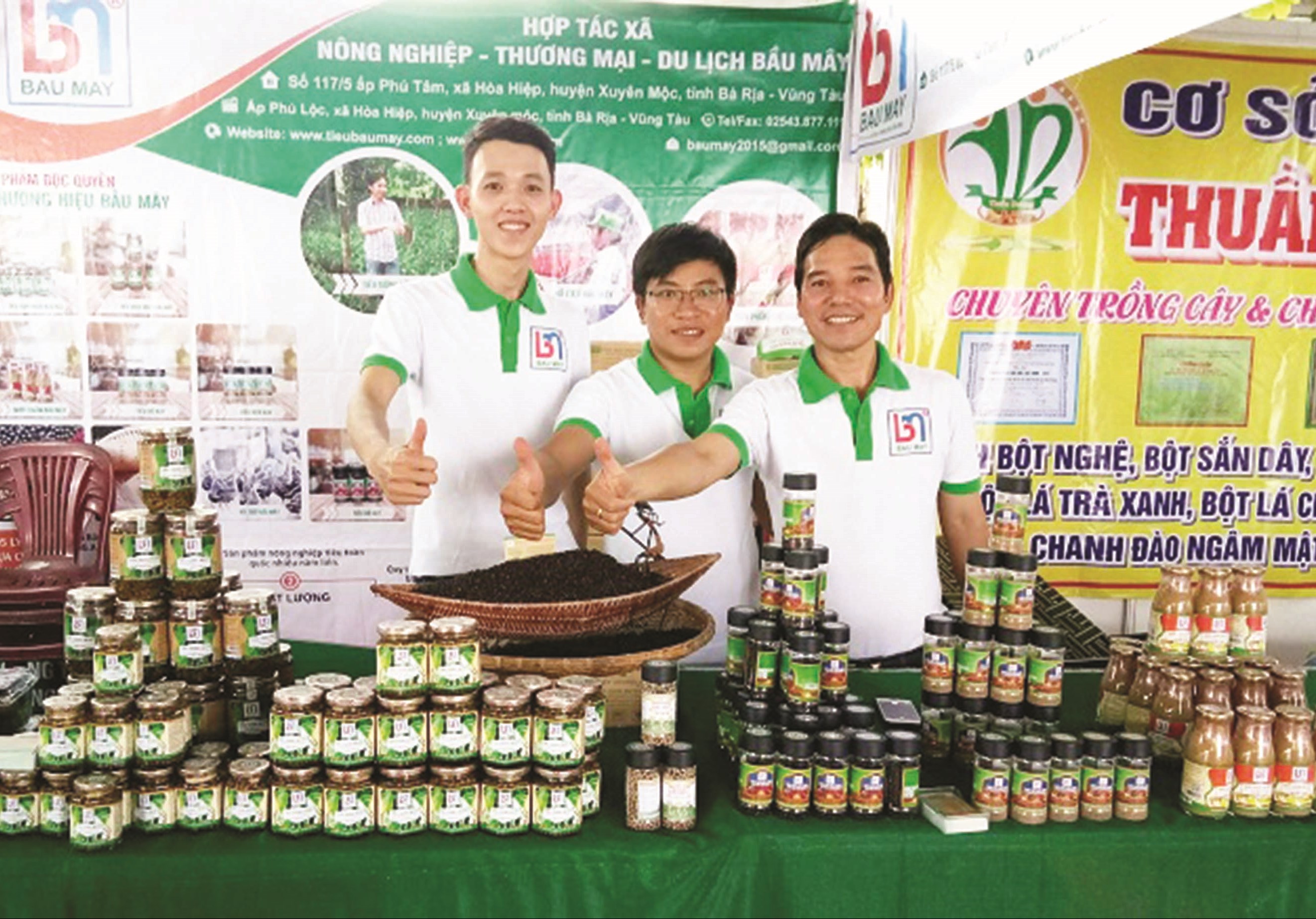 Anh Nhâm (ngoài cùng bên phải) luôn tích cực giới thiệu sản phẩm tiêu Bầu Mây tại các hội chợ xúc tiến thương mại, Festival nông nghiệp…