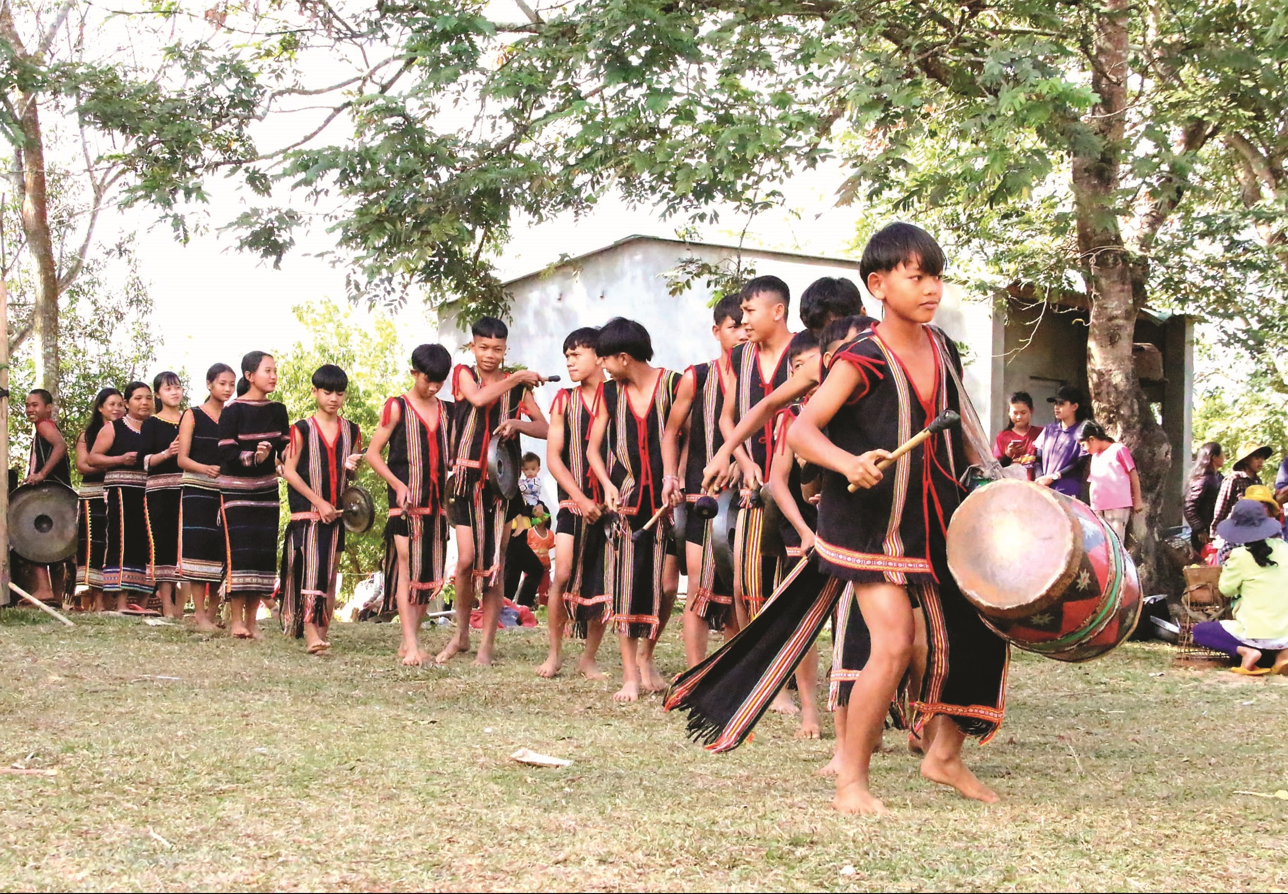 Nhờ được Nghệ nhân A Thui kiên trì truyền dạy, đội chiêng nhí của thôn Kon Trang Long Loi đã được mời đi biểu diễn tại nhiều địa phương
