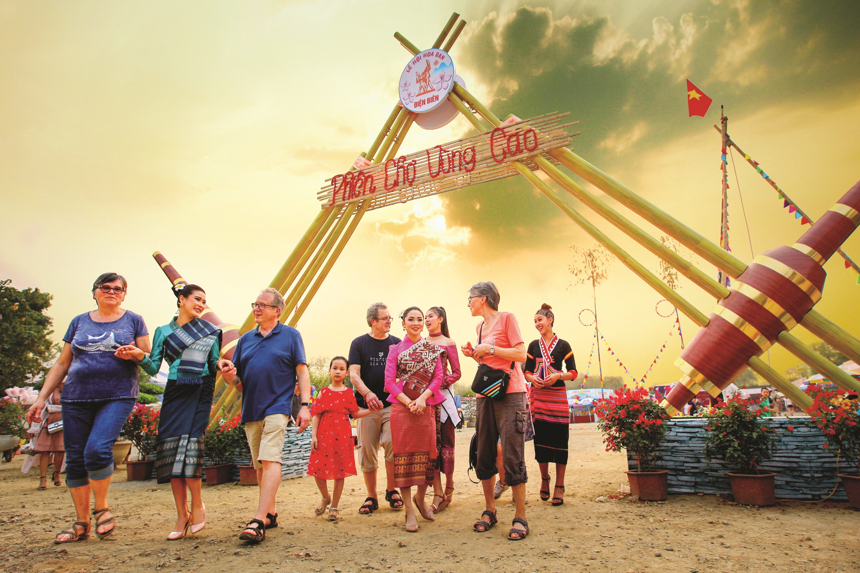 Du khách quốc tế tham quan phiên chợ vùng cao trong khuôn khổ Lễ hội Hoa ban, tỉnh Điện Biên