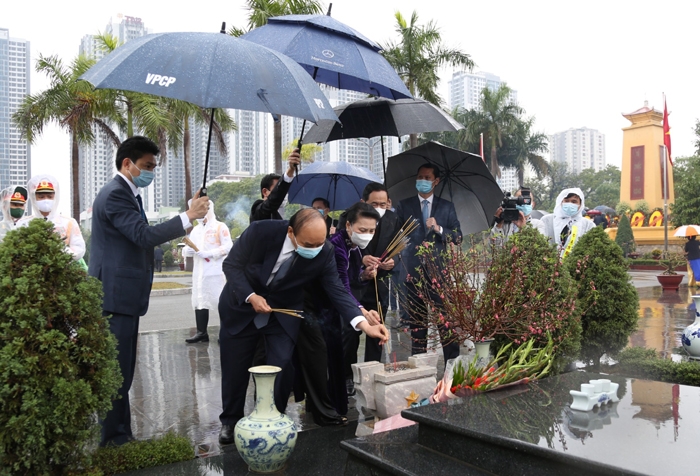 Các đồng chí lãnh đạo Đảng, Nhà nước thắp hương tại Nghĩa trang Mai Dịch