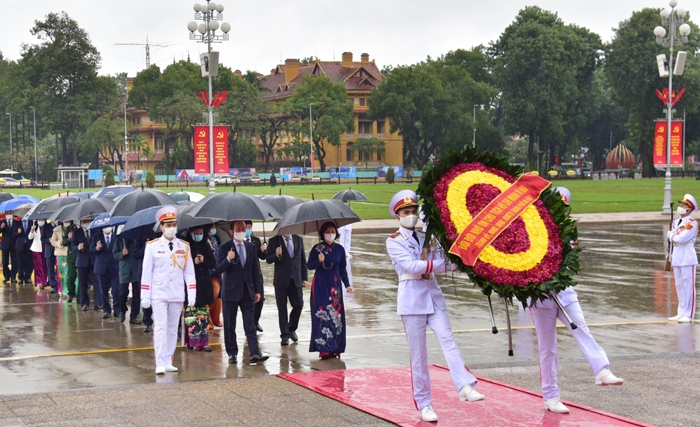 Đoàn đại biểu thành phố Hà Nội vào Lăng, viếng Chủ tịch Hồ Chí Minh