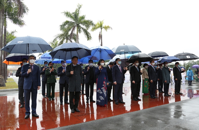 Các đồng chí lãnh đạo thành phố Hà Nội tưởng niệm tại Nghĩa trang Mai Dịch