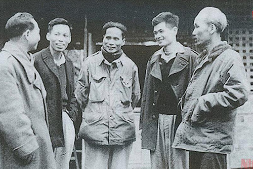 Bác Hồ với các đại biểu tại Đại hội II năm 1951. Ảnh Báo Nhân dân
