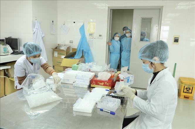 Phó Thủ tướng Vũ Đức Đam và các đại biểu thăm khu làm xét nghiệm COVID-19 tại CDC Hà Nội. Ảnh: Minh Quyết/TTXVN