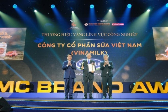 Ông Lê Thành Liêm, Giám đốc Điều hành Vinamilk đại diện Công ty nhận Danh hiệu “Thương hiệu vàng TP.HCM 2020” ngay trong lần đầu tiên tổ chức xét chọn