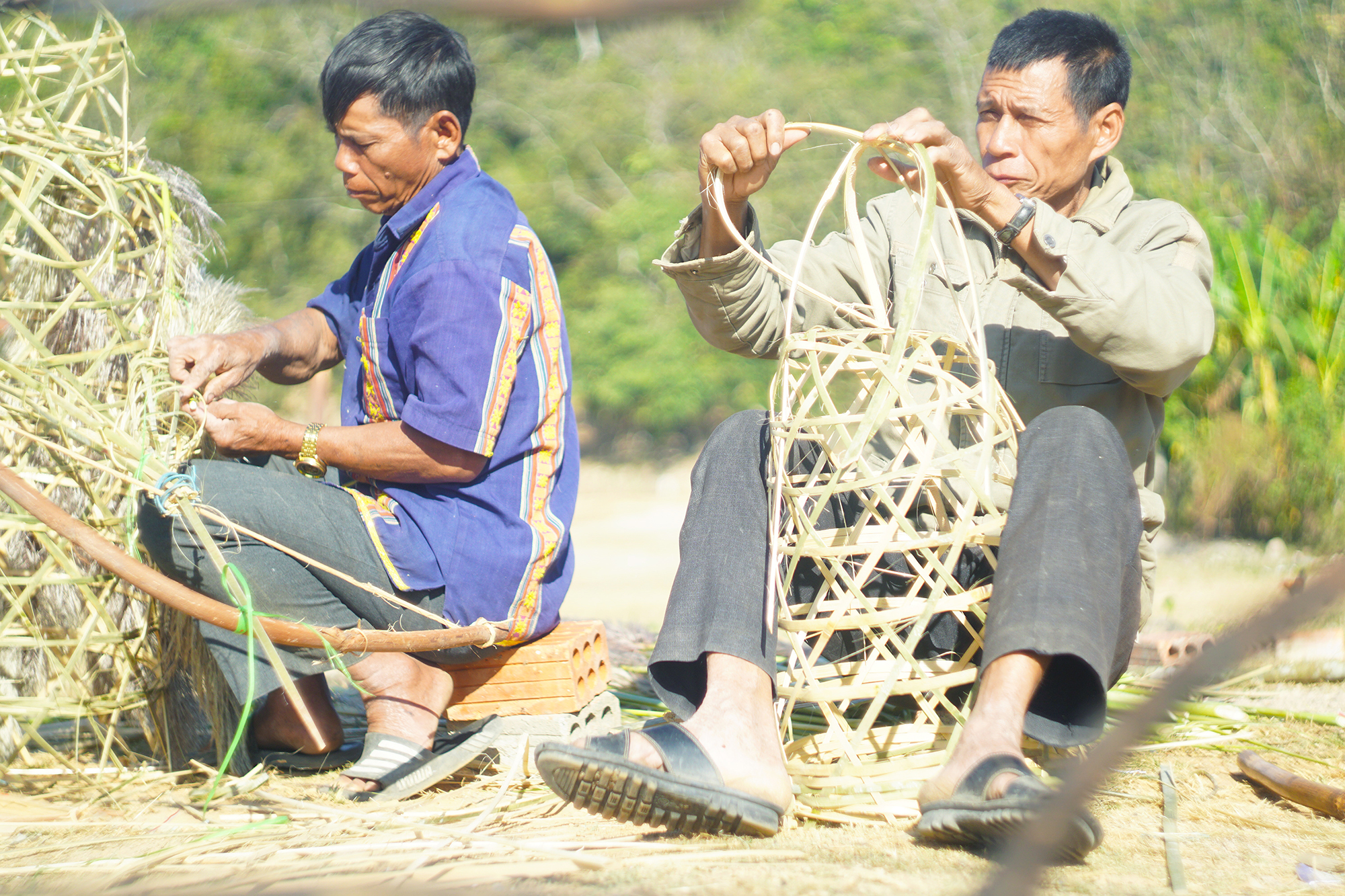Đàn ông trong làng đang miệt mài đan hình nộm Kâm bul