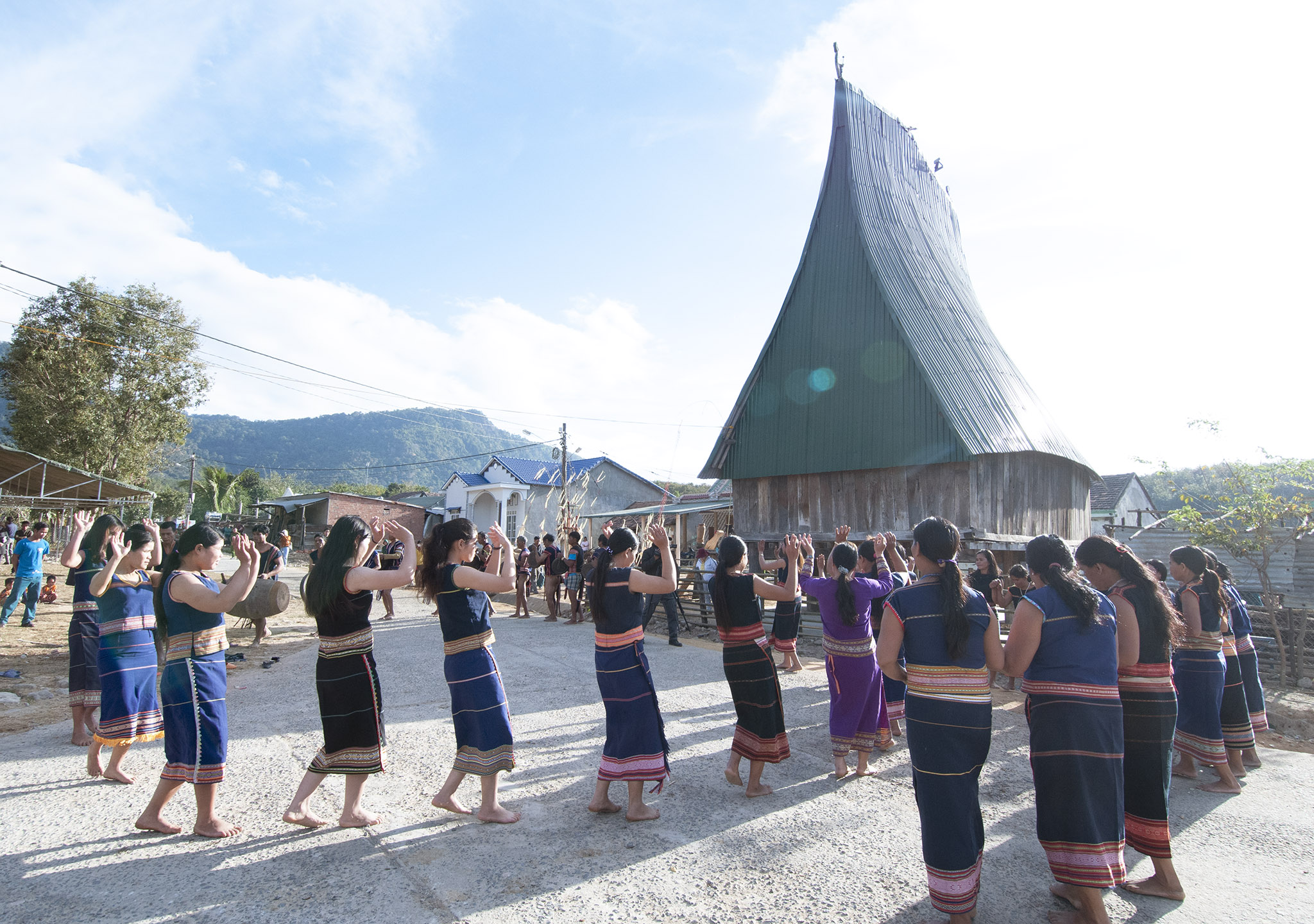 Dân làng Ba Rgók múa xoang vui hội 