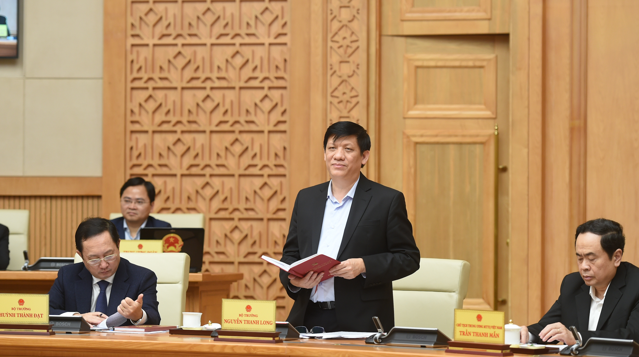 Bộ trưởng Bộ Y tế Nguyễn Thanh Long báo cáo tình hình phòng chống dịch COVID-19 tại phiên họp. Ảnh: VGP/Quang Hiếu