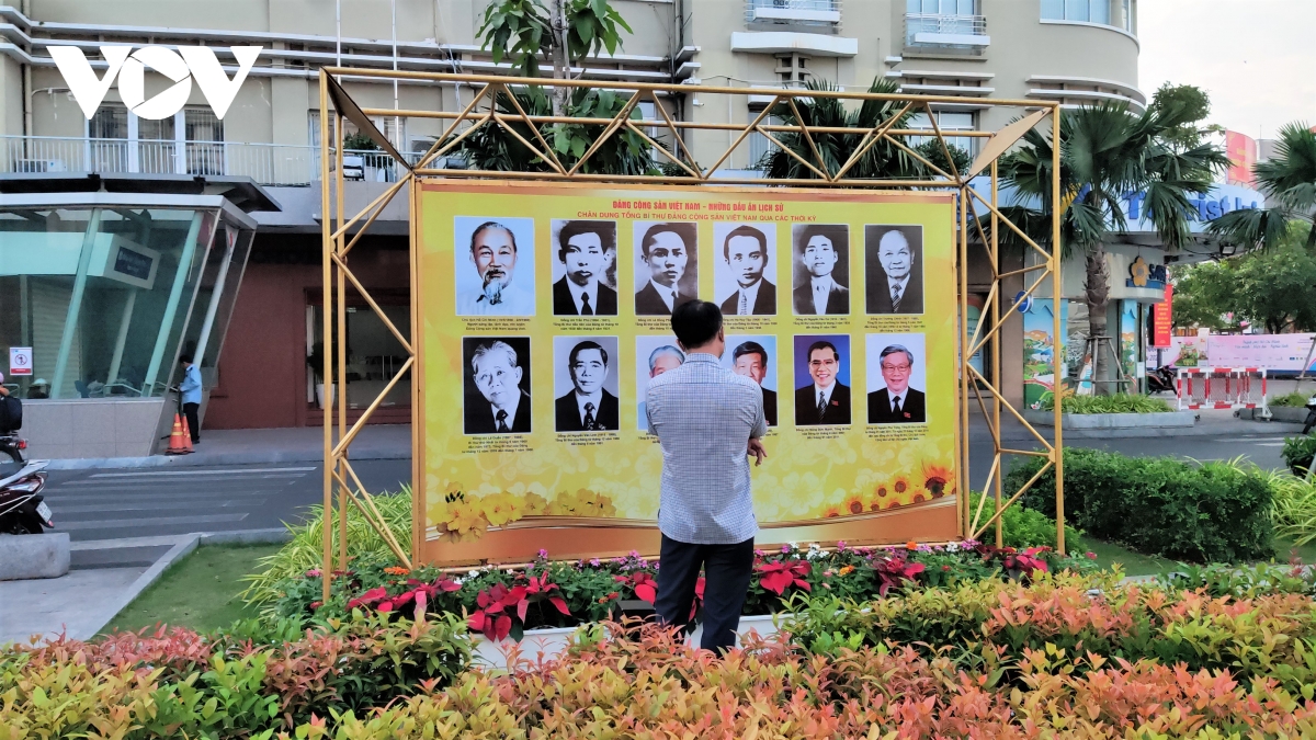 Người dân và du khách được nhìn ngắm lại những bức ảnh về các kỳ Đại hội Đảng.