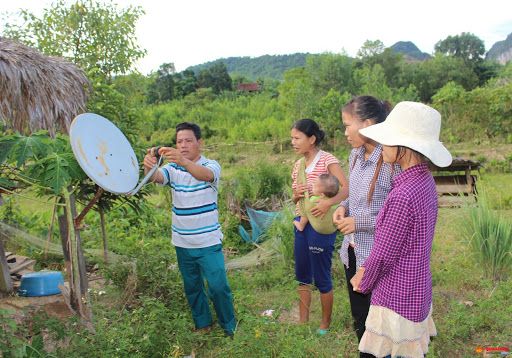 Cán bộ xã Lâm Hóa hướng dẫn người dân Mã Liềng ở bản Kè sử dụng chảo bắt sóng ti vi