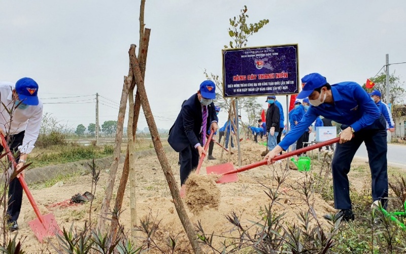 Đồng chí Bùi Quang Huy (bên phải trong ảnh) và đại diện lãnh đạo địa phương trồng cây hưởng ứng “Ngày thanh niên hành động”