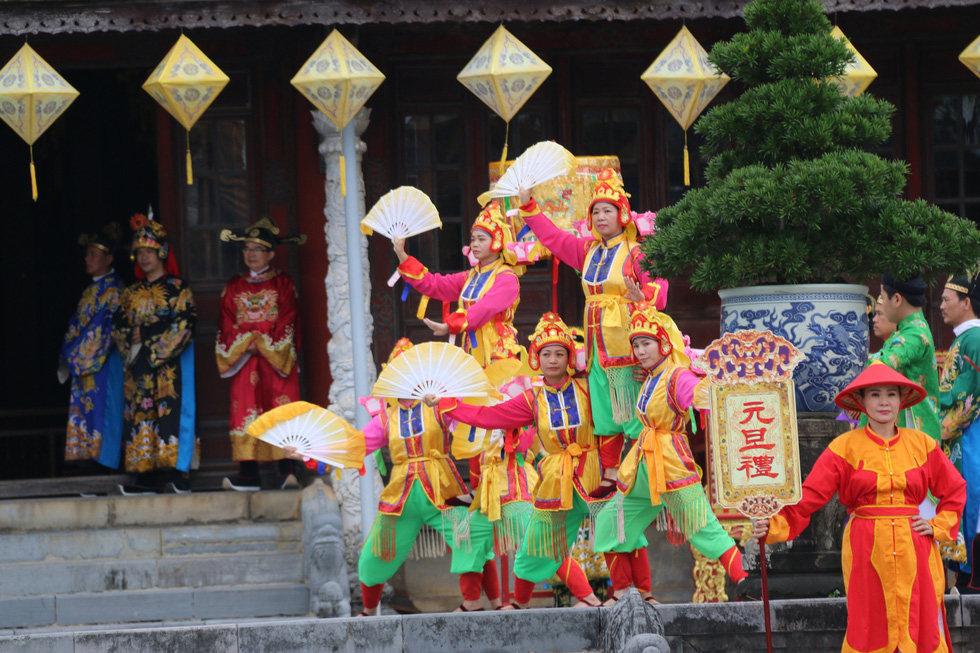 Đội tiểu nhạc và vũ công biểu diễn bên ngoài sân điện Thái Hòa mừng năm mới hoàng gia