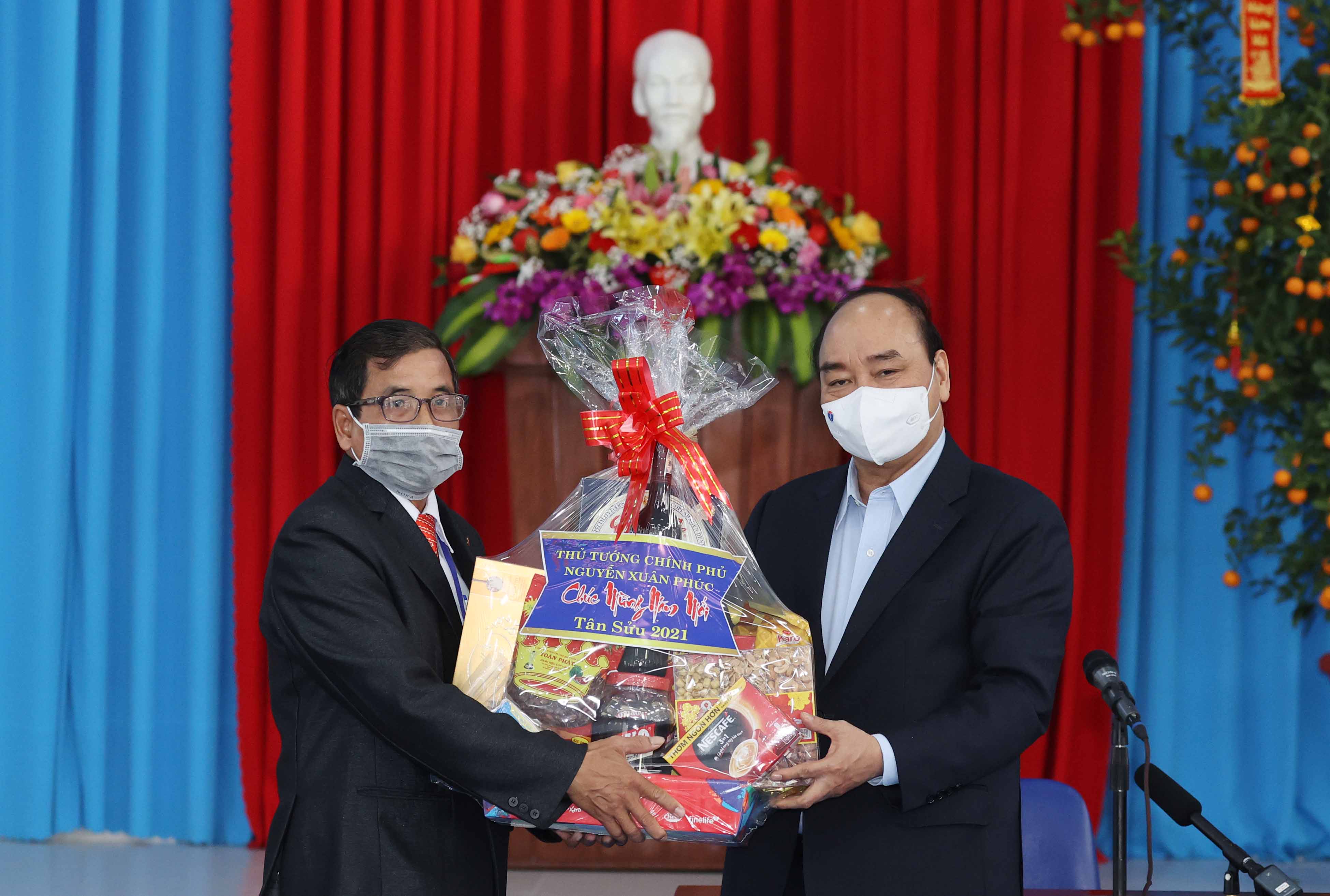 Thủ tướng tặng quà cho cán bộ, nhân viên Trung tâm Bảo trợ xã hội Quảng Nam. Ảnh: VGP