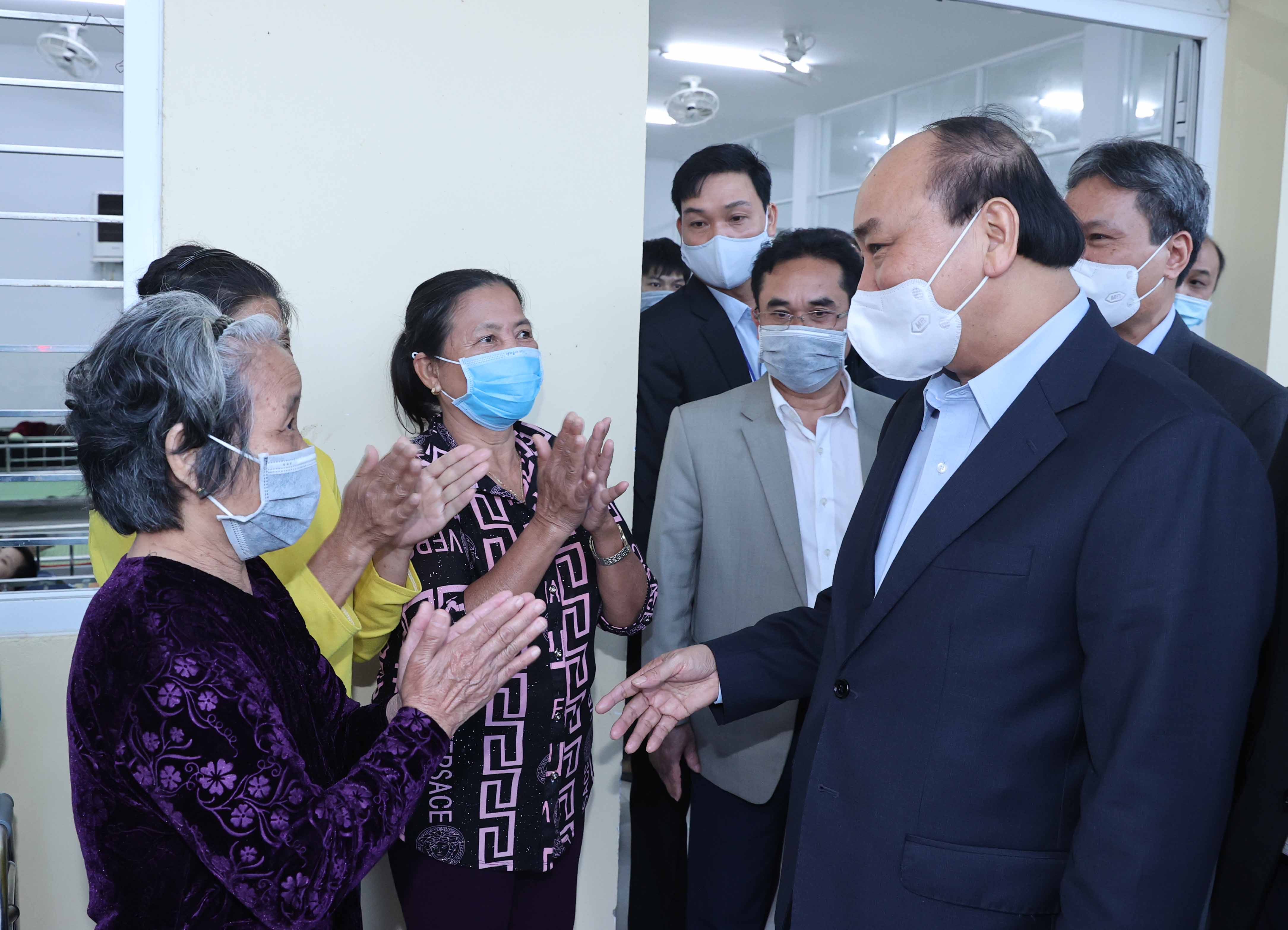 Thủ tướng thăm hỏi, động viên những người cao tuổi đang được chăm sóc tại Trung tâm Bảo trợ xã hội Quảng Nam. Ảnh: VGP