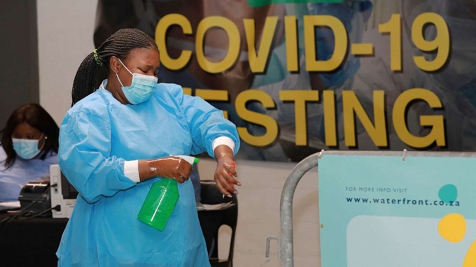Thủ tướng Nguyễn Xuân Phúc phát biểu chỉ đạo Hội nghịMột nhân viên y tế khử trùng tay trước khi tiến hành xét nghiệm COVID-19 cho bệnh nhân tại Cape Town, Nam Phi. (Ảnh: AP) 