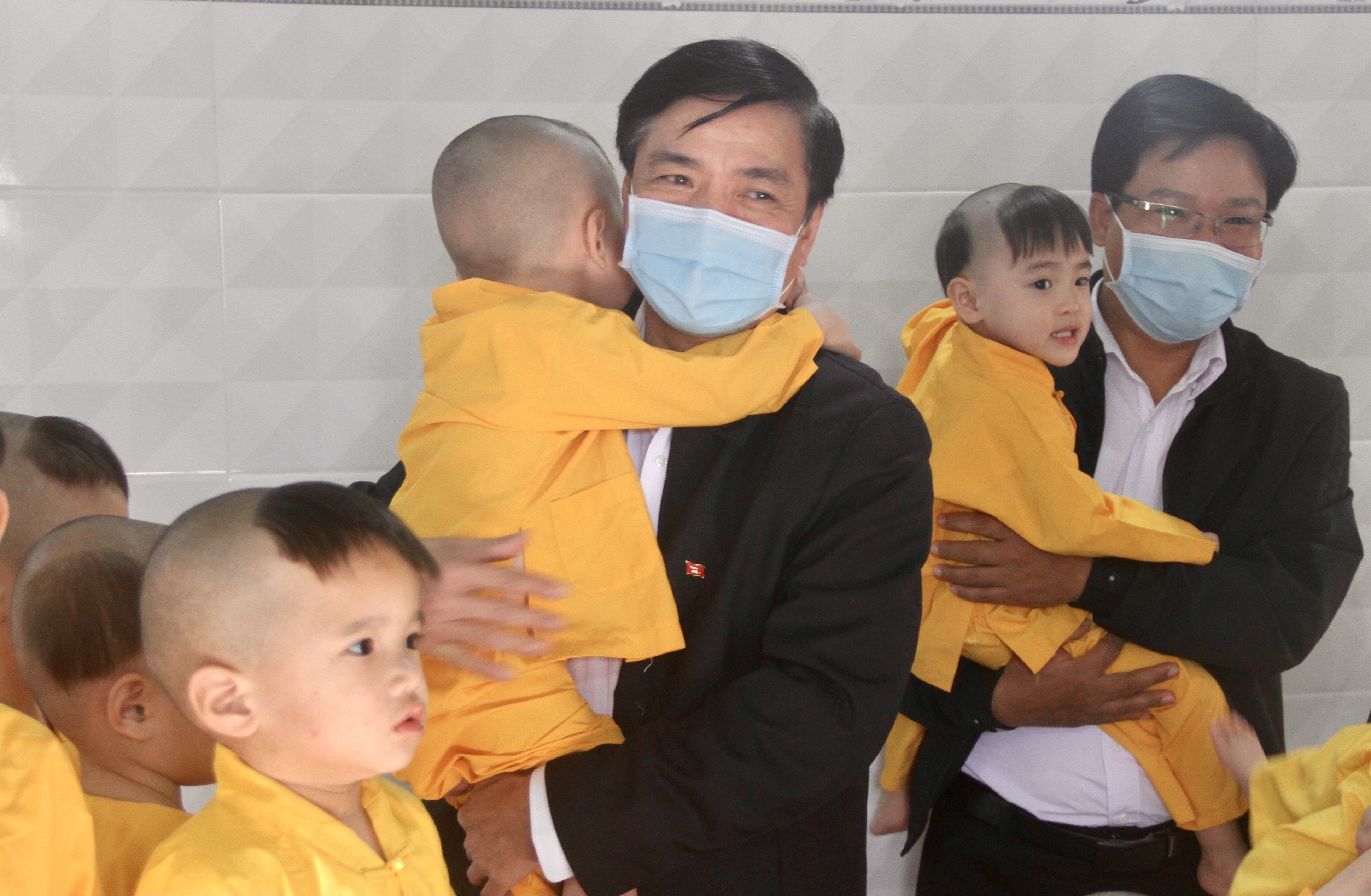 Bí thư Tỉnh ủy Đăk Lăk Bùi Văn Cường thăm hỏi, tặng quà cho trẻ em mồ côi tại Trung tâm Bảo trợ xã hội cơ sở 2 chùa Bửu Thắng