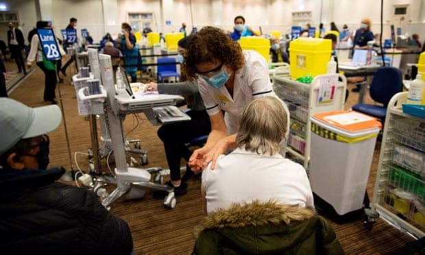 Người dân được tiêm vaccine phòng COVID-19 ở Anh (Ảnh: Getty Images)