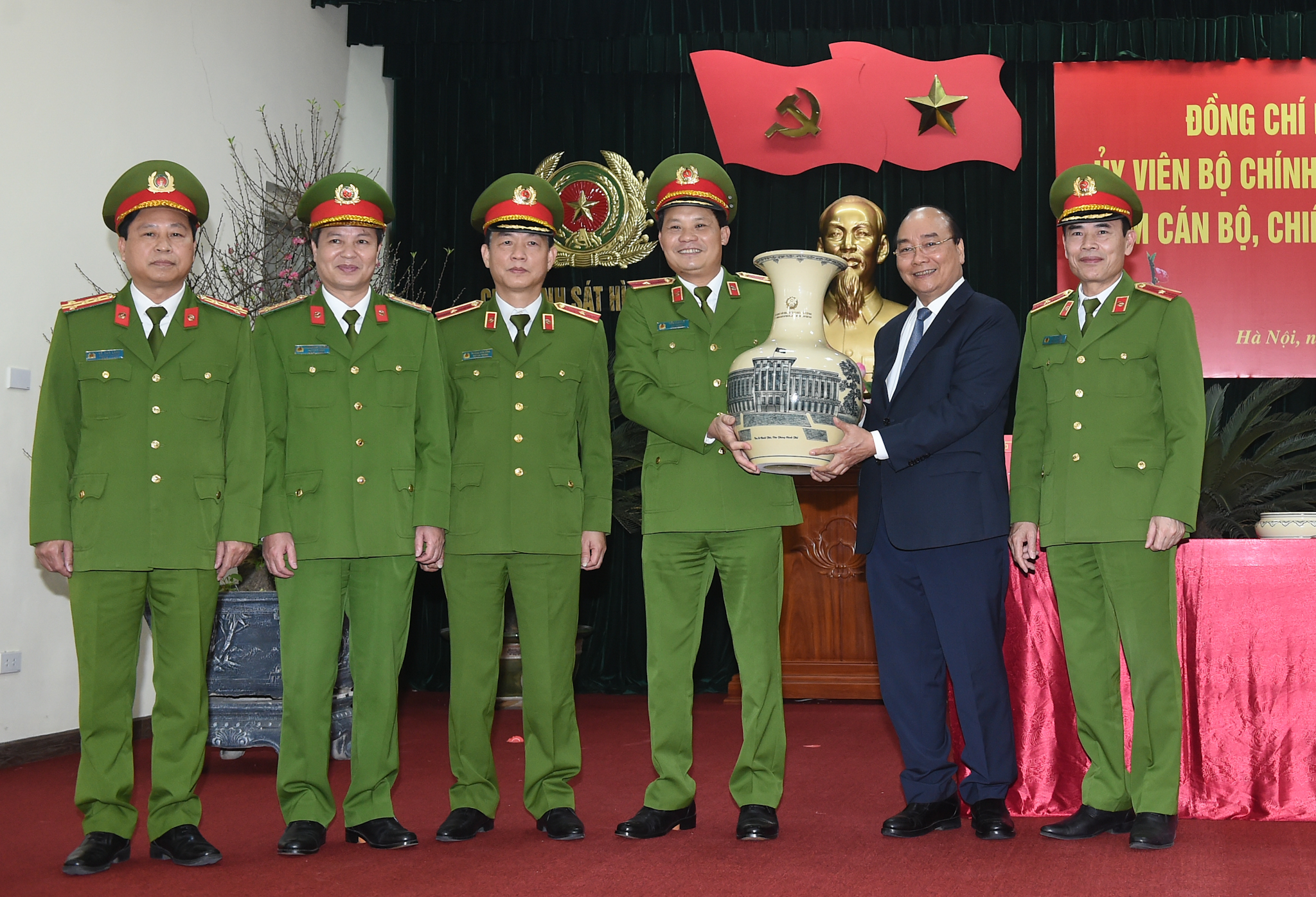 Thủ tướng Nguyễn Xuân Phúc tặng quà lực lượng Cảnh sát hình sự. - Ảnh: VGP/Quang Hiếu
