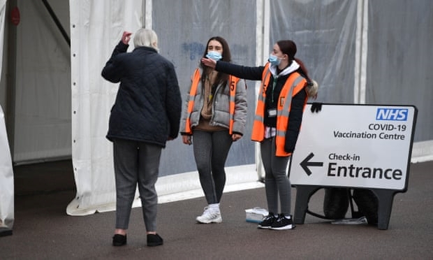 Trung tâm tiêm chủng tạm thời phòng chống COVID-19 được đặt tại một sân vận động ở Essex, vương quốc Anh. (Ảnh: AFP/Getty Images)
