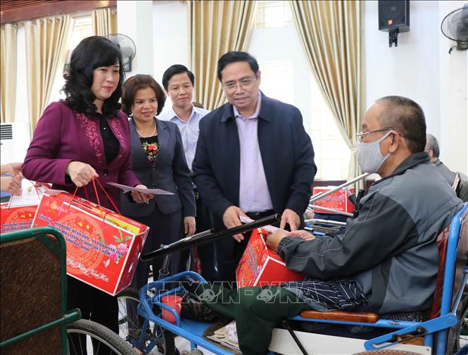 Đồng chí Phạm Minh Chính, Ủy viên Bộ Chính trị, Trưởng Ban Tổ chức Trung ương cùng các đồng chí lãnh đạo tỉnh Bắc Ninh tặng quà các thương, bệnh binh tại Trung tâm điều dưỡng thương binh Thuận Thành - Ảnh: Thanh Thương/TTXVN