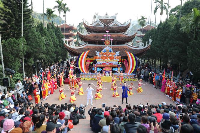 Tiết mục văn nghệ chào mừng Lễ khai hội chùa Hương.