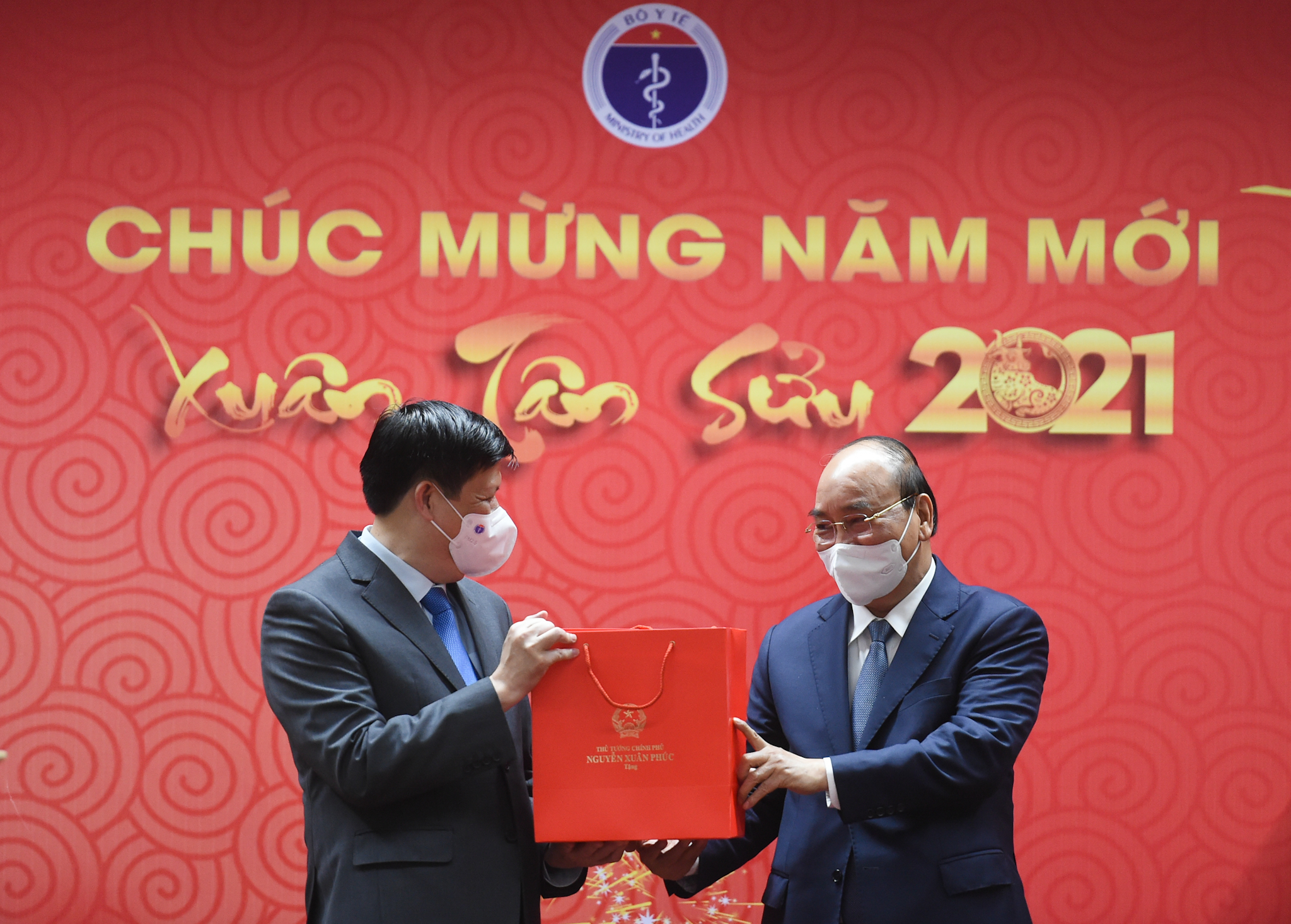 Thủ tướng tặng quà động viên ngành y tế - Ảnh: VGP/Quang Hiếu