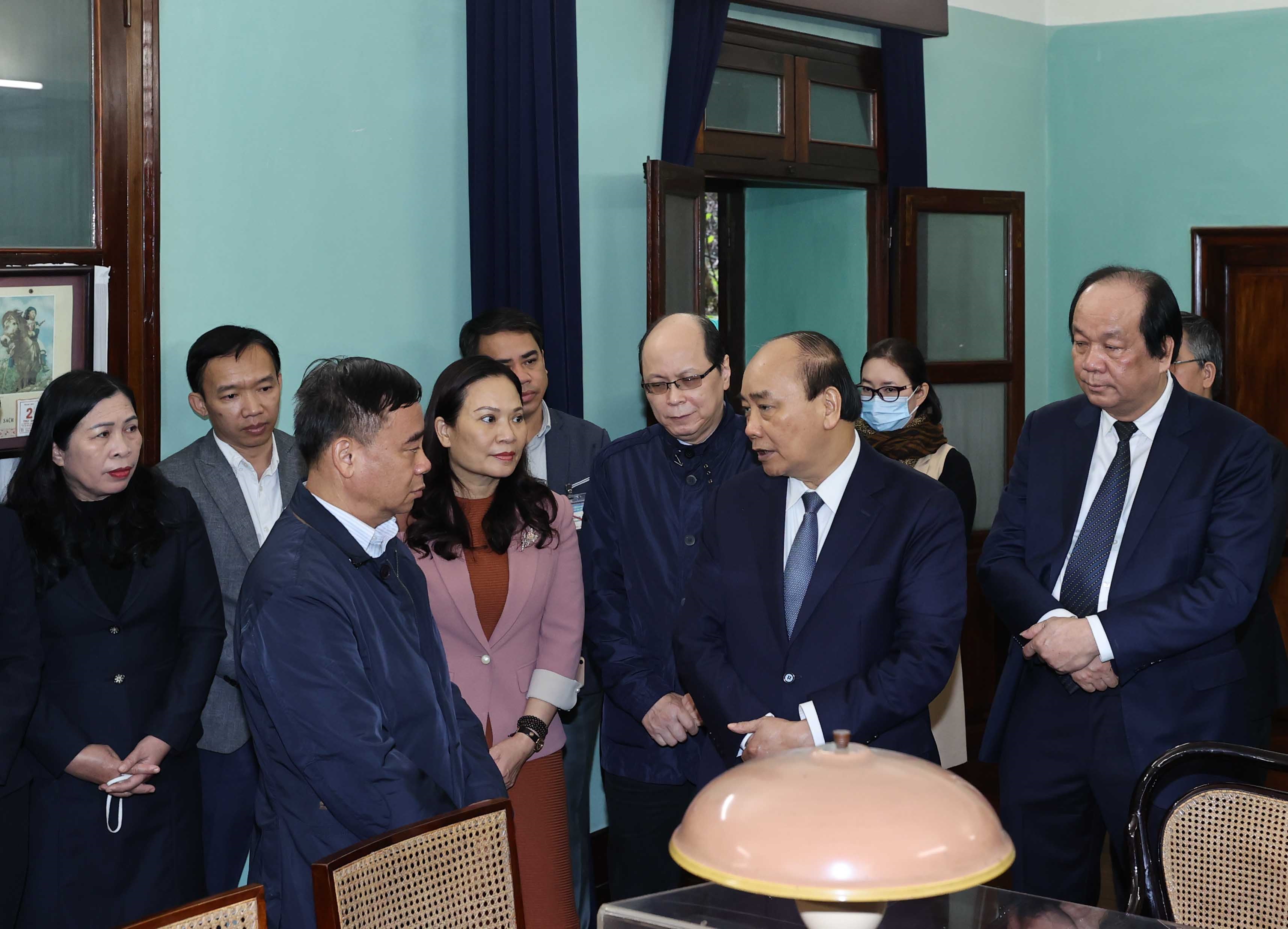 Thủ tướng Nguyễn Xuân Phúc nói chuyện với các cán bộ, nhân viên Khu Di tích Chủ tịch Hồ Chí Minh. Ảnh: VGP