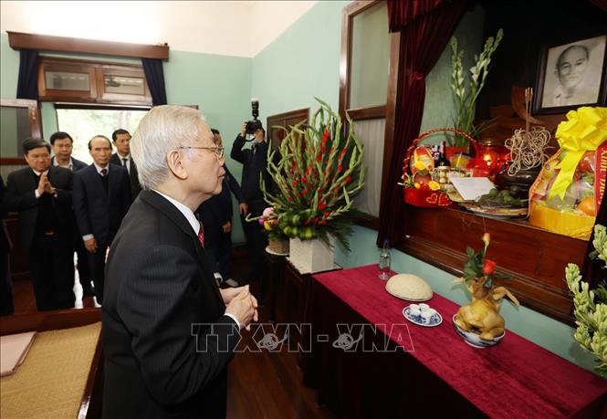 Tổng Bí thư, Chủ tịch nước Nguyễn Phú Trọng dâng hương tưởng niệm Bác Hồ tại nhà 67, trong Khu Di tích Chủ tịch Hồ Chí Minh. Ảnh: Trí Dũng/TTXVN