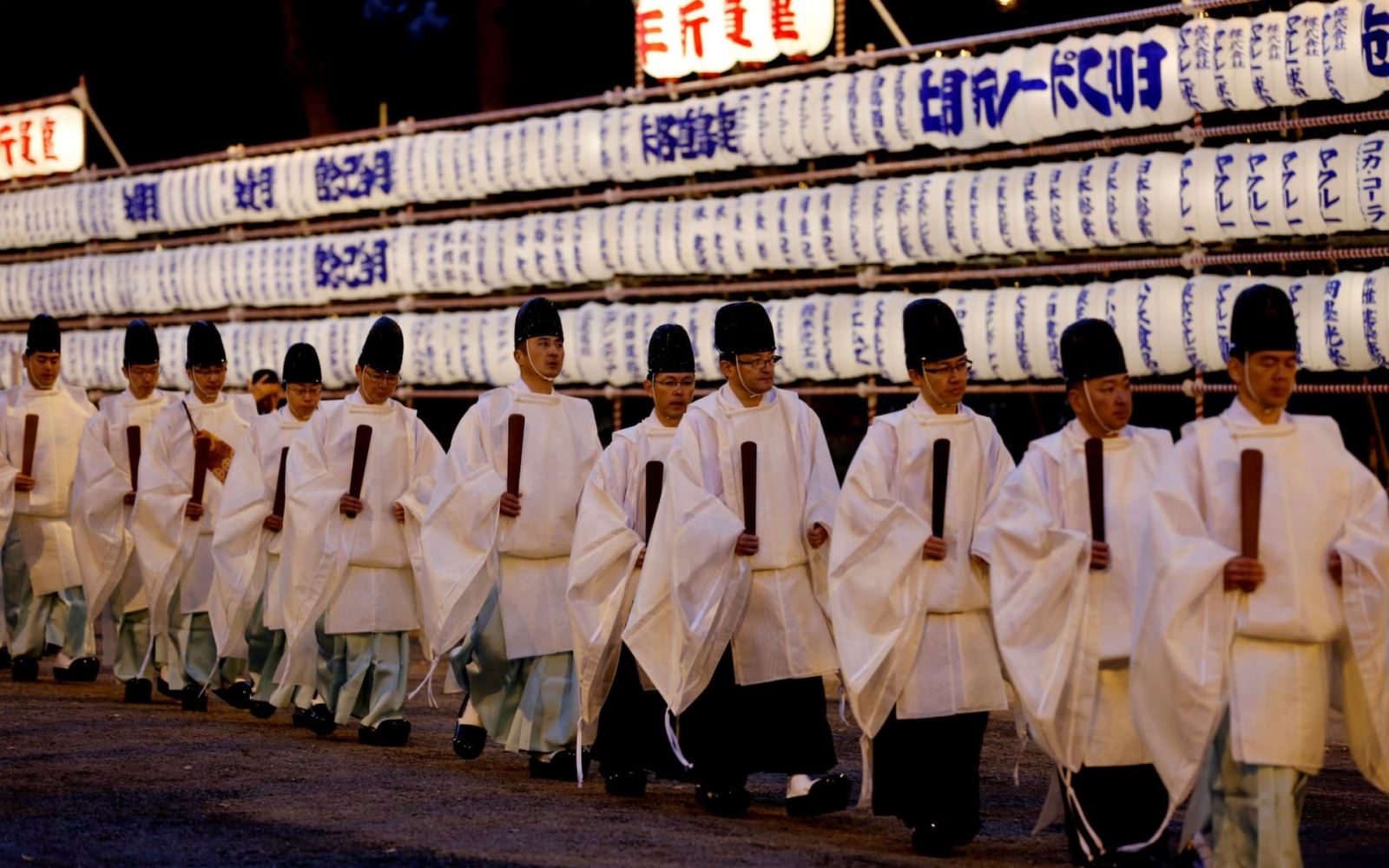 Cha sứ Thần đạo tham gia nghi lễ mừng năm mới ngoài miếu Meiji, Tokyo (Nhật Bản). Ảnh: Reuters