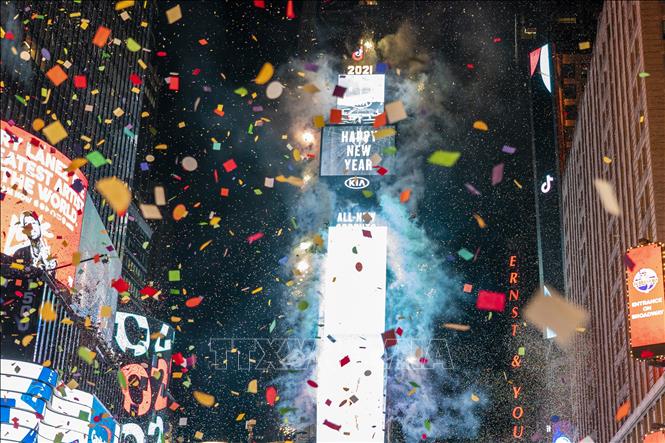 Hàng vạn mảnh hoa giấy ghi điều ước Năm mới tung bay rực rỡ khi quả cầu pha lê được thả xuống trên Quảng trường Thời đại ở New York, Mỹ vào thời khắc giao thừa ngày 1/1/2021. Ảnh: AFP/TTXVN