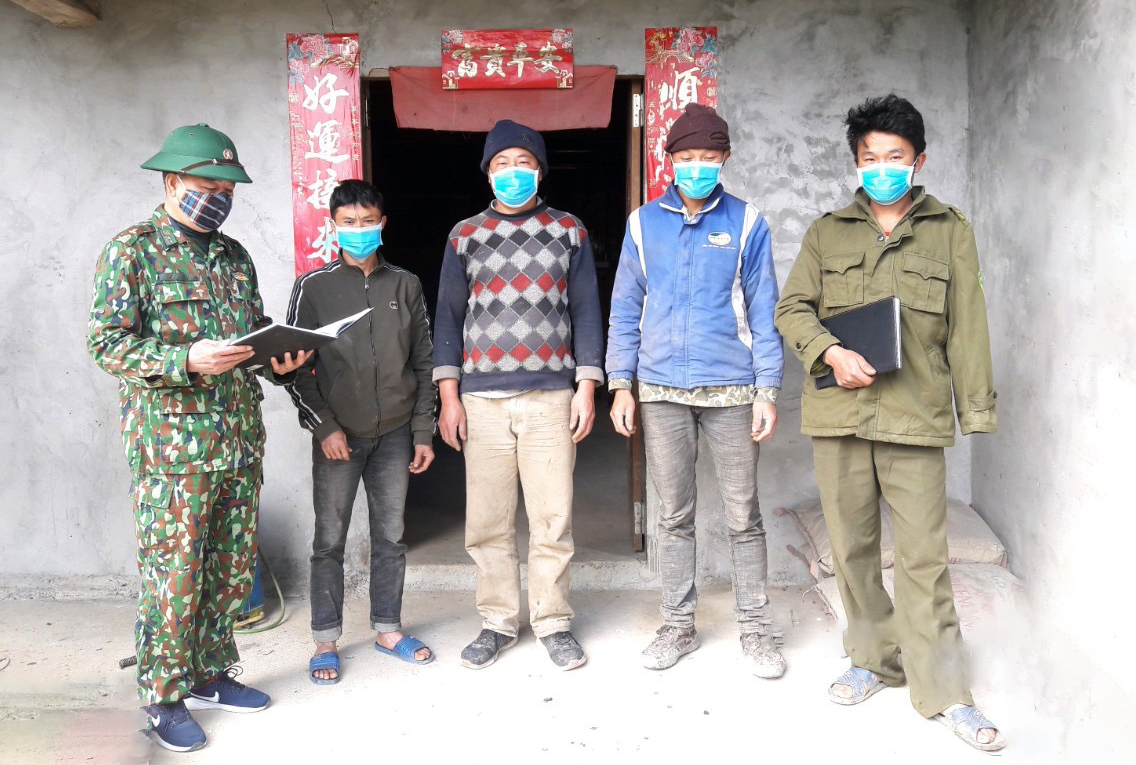 Anh Dương Văn Pao (ngoài cùng bên phải) cùng cán bộ Đồn Biên phòng Tùng Vài tuyên truyền an ninh trật tự tại thôn Chín Chu Lìn