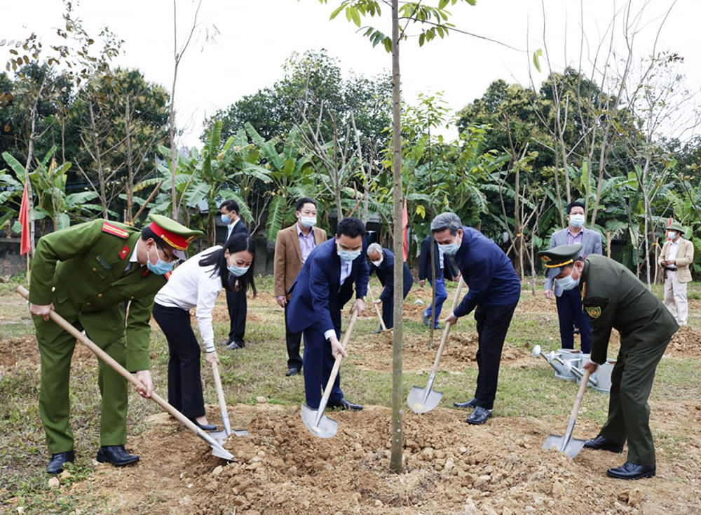 Các đại biểu trồng cây tại khuôn viên Đền Mẫu, Đền Hùng. Ảnh: Báo Phú Thọ