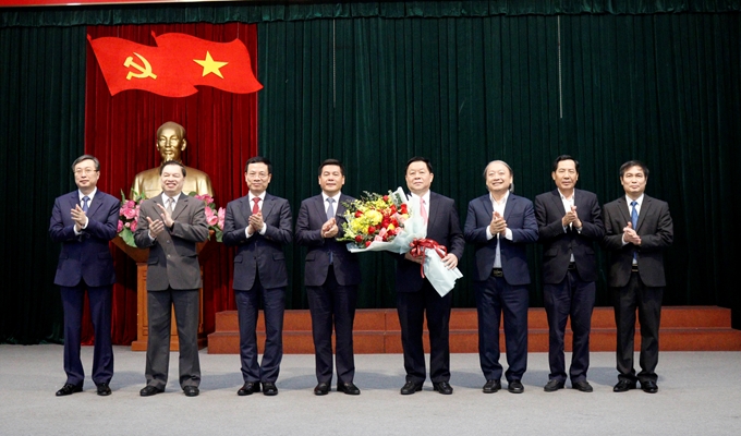 Các đồng chí lãnh đạo Ban Tuyên giáo Trung ương tặng hoa chúc mừng đồng chí Nguyễn Trọng Nghĩa, Bí thư Trung ương Đảng, Trưởng Ban Tuyên giáo Trung ương (Ảnh: Phạm Cường)