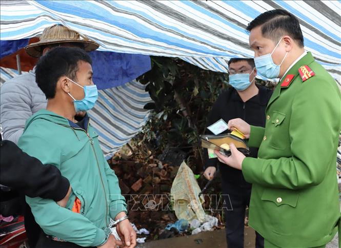 Đối tượng Giàng A Dao bị bắt giữ cùng tang vật khi đang vận chuyển ma túy đi tiêu thụ. Ảnh: TTXVN