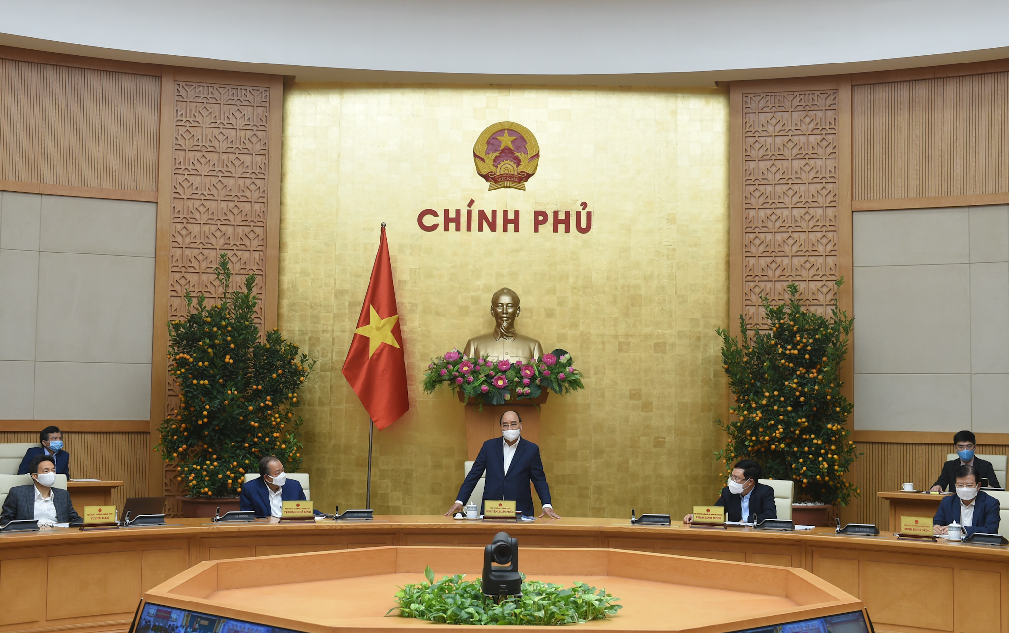 Thủ tướng Nguyễn Xuân Phúc chủ trì họp Thường trực Chính phủ “chốt” một số vấn đề về phòng chống COVID-19 - Ảnh: VGP/Quang Hiếu