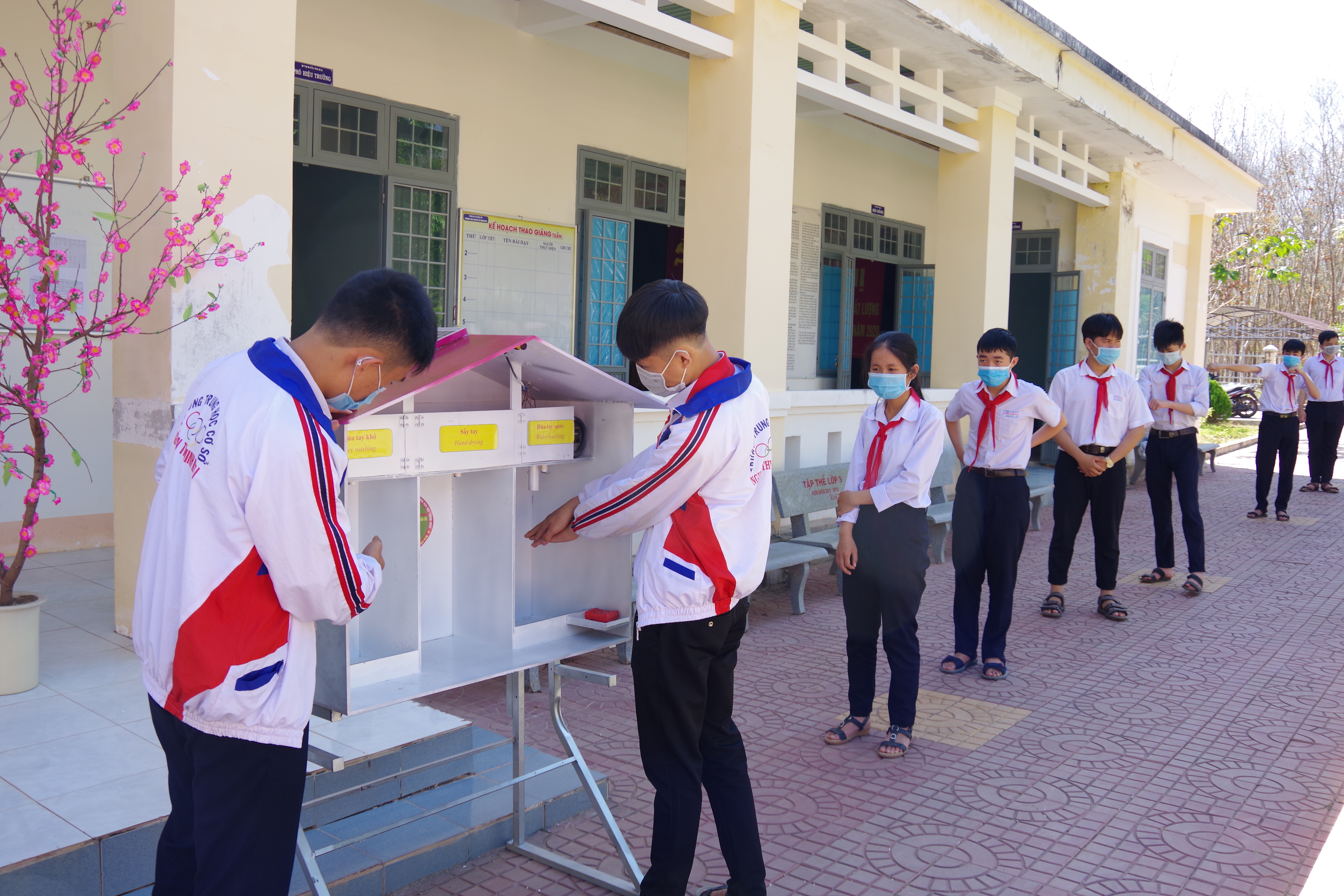 Thiết bị rửa tay tự động của hai em Thành Lộc và Nguyên Đức đã được ứng dụng tại trường học.