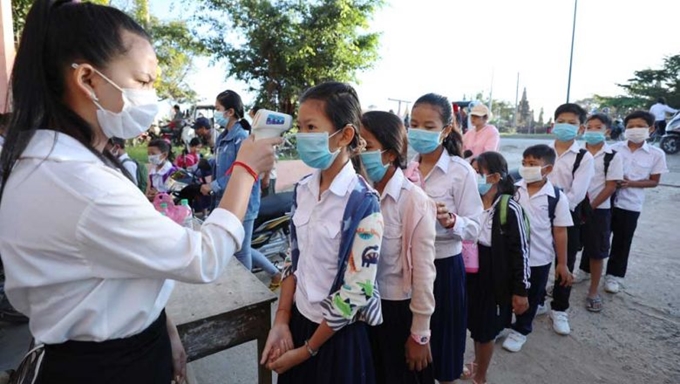  Học sinh được kiểm tra thân nhiệt khi đến trường để đề phòng dịch COVID-19 ở Campuchia  (Ảnh: The Phnom Penh Post)