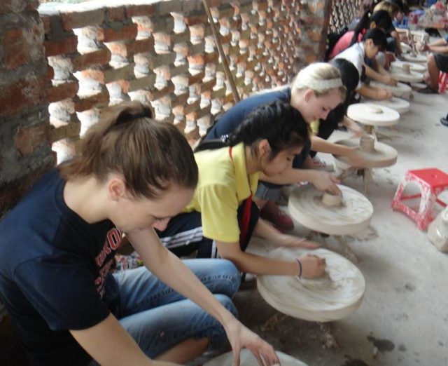 Du khách nước ngoài trải nghiệm làm gốm tại làng Bát Tràng