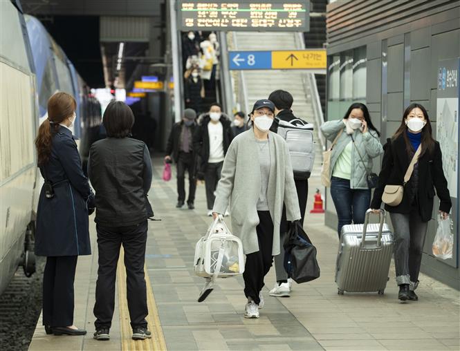 Người dân đeo khẩu trang phòng lây nhiễm COVID-19 tại Seoul, Hàn Quốc. Ảnh: THX/TTXVN