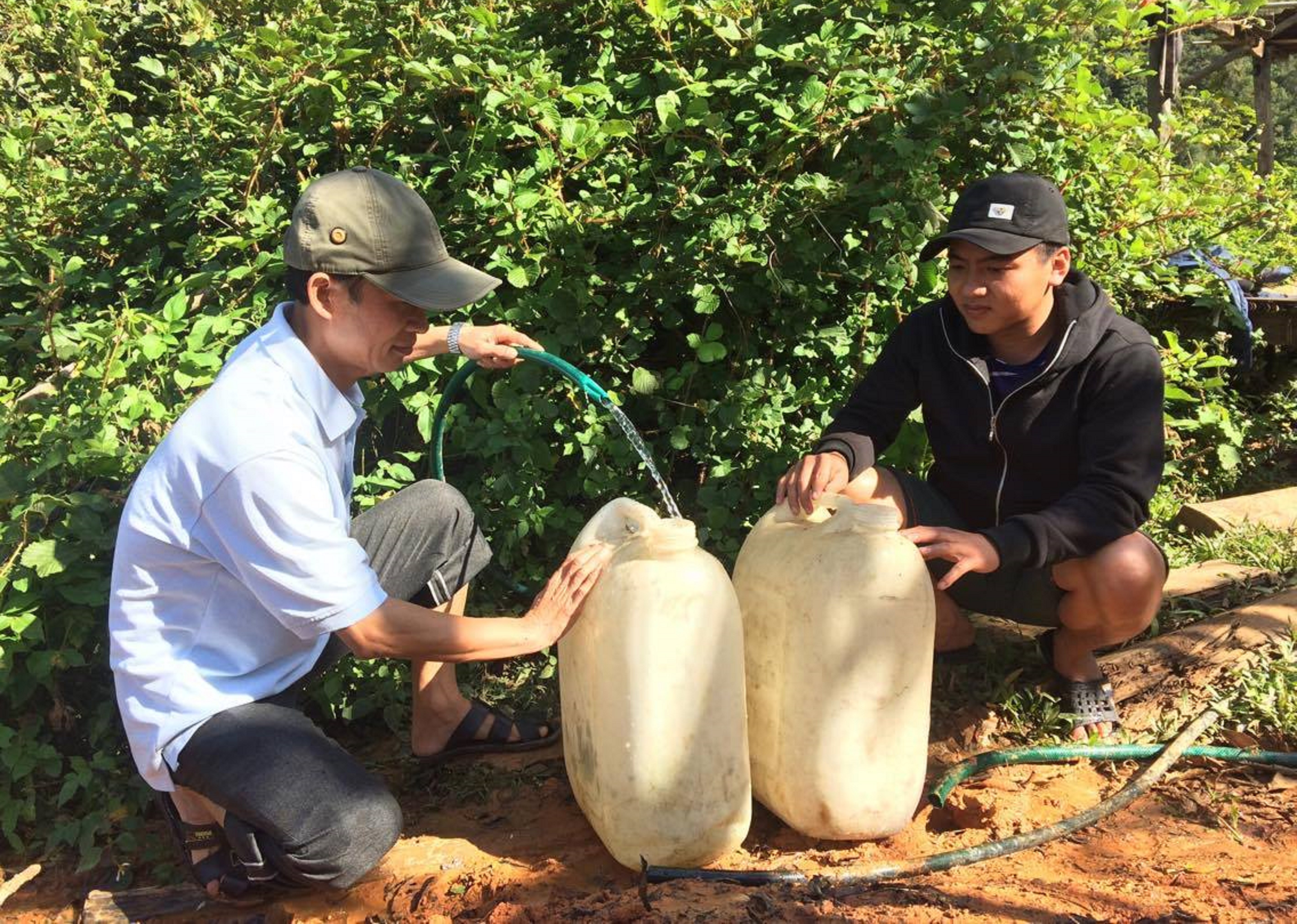 Thầy giáo ở Tu Mơ Rông giúp học sinh đi lấy nước